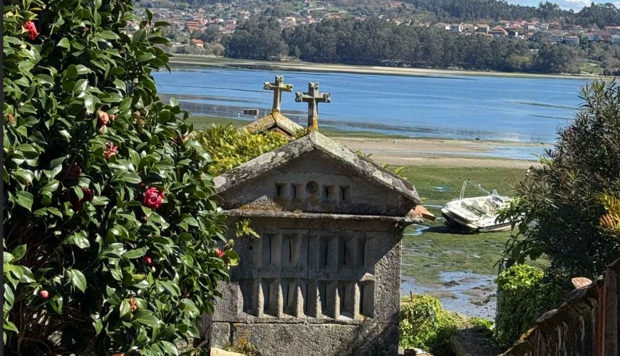 Cruceiros y hórreos símbolos camino